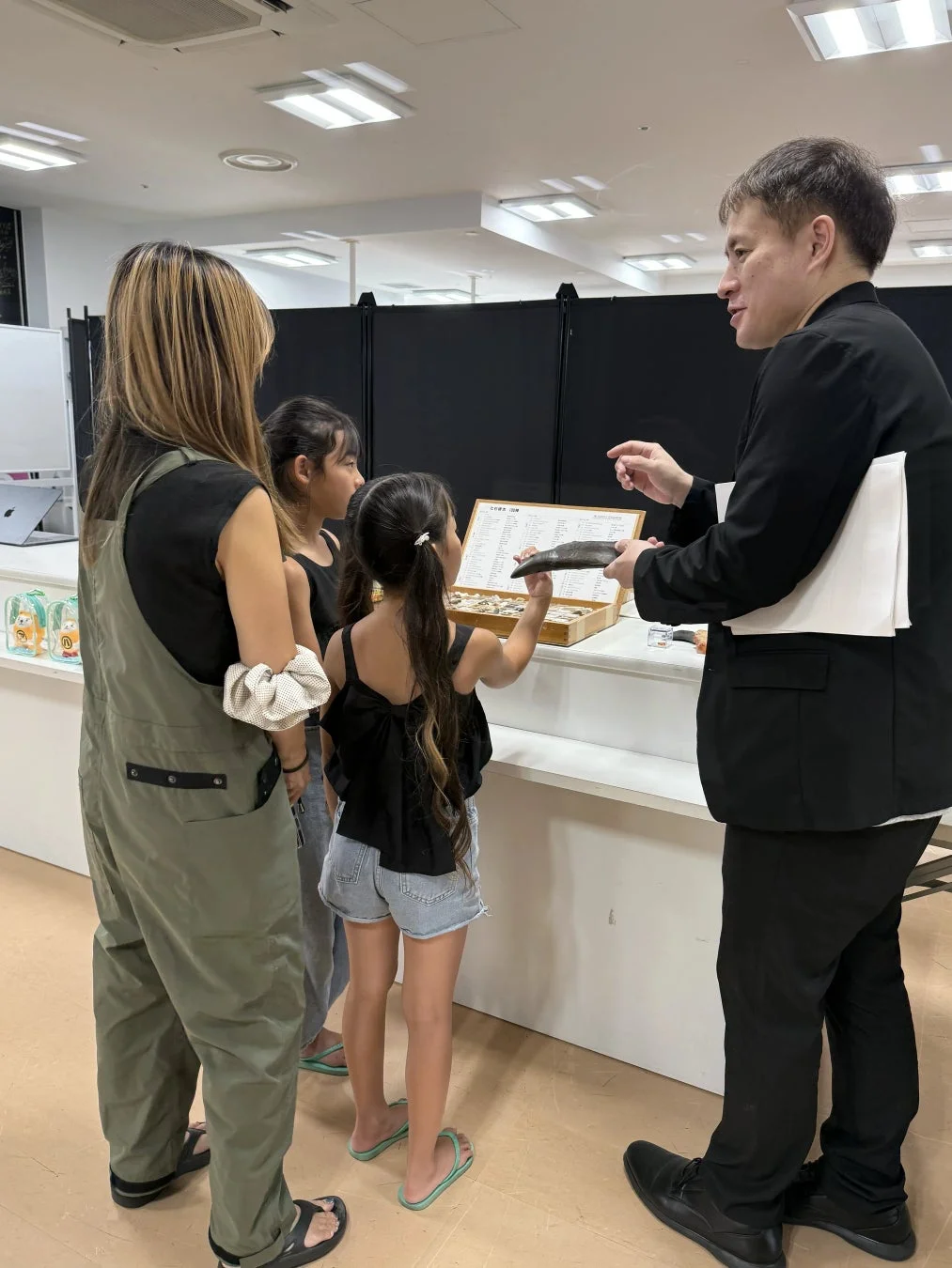 子供たちに解説する芝原氏
