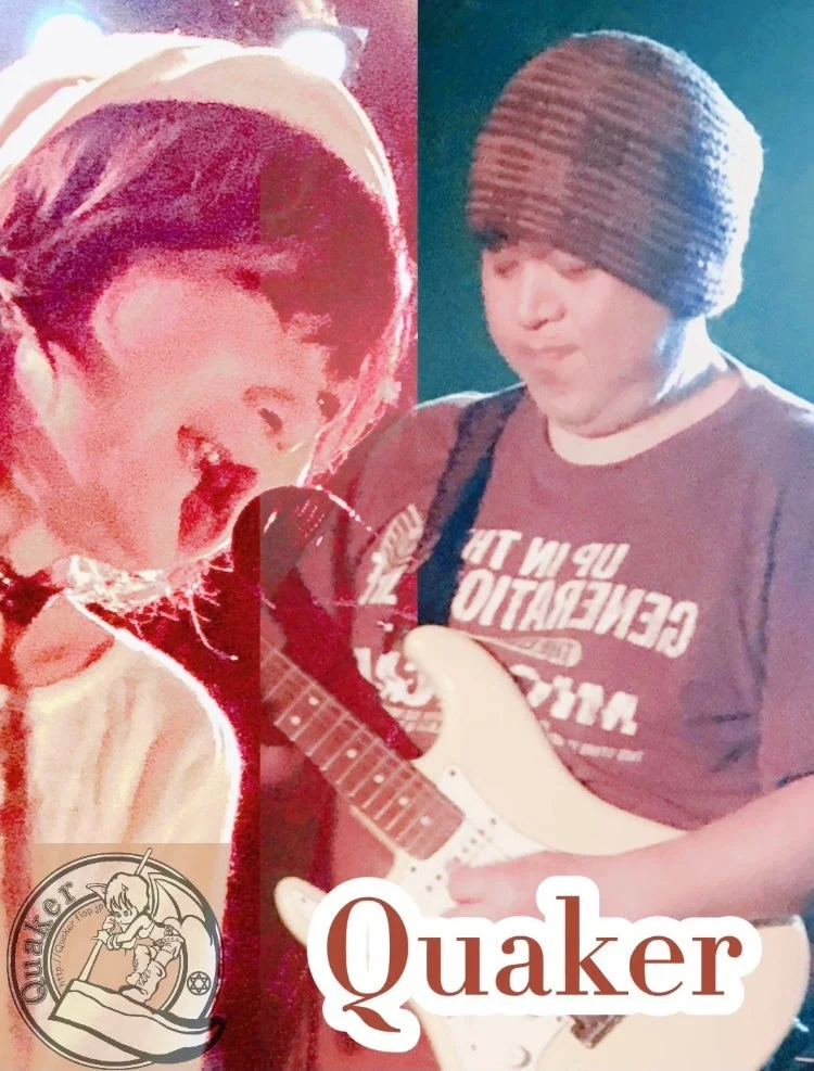 ライブパフォーマンス中の2人のミュージシャンを捉えた画像。