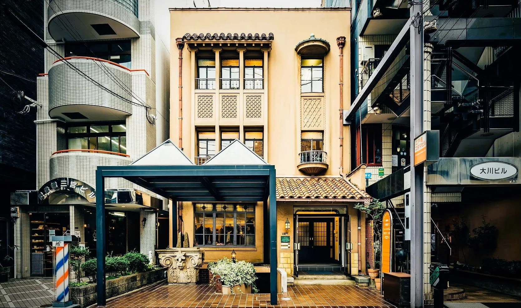 日本の都市にある、多様な建築様式の建物が並ぶ街角の風景