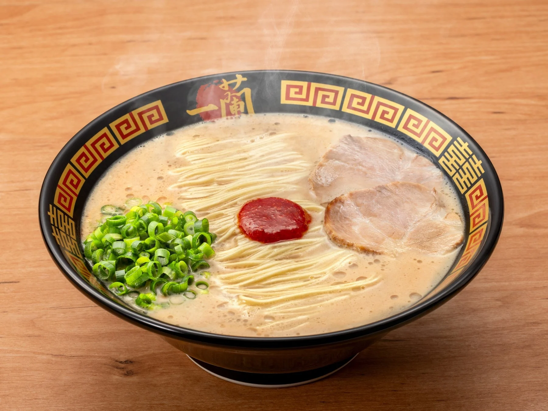 湯気を立てる豚骨ラーメン