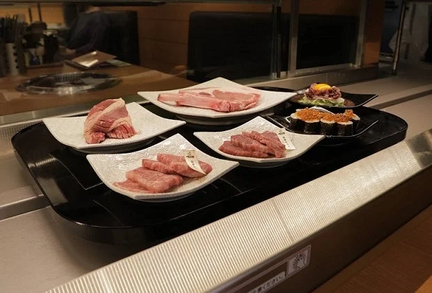 回転レーンと肉、寿司