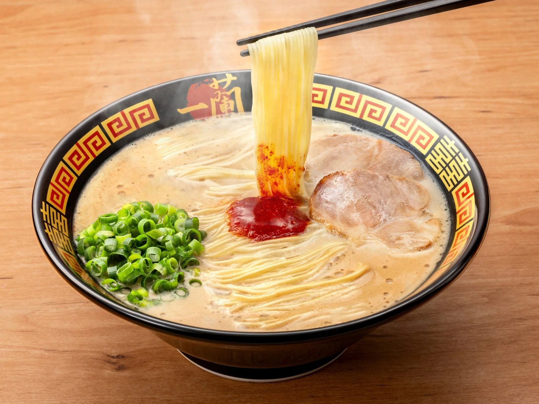 湯気が立ち上る豚骨ラーメン