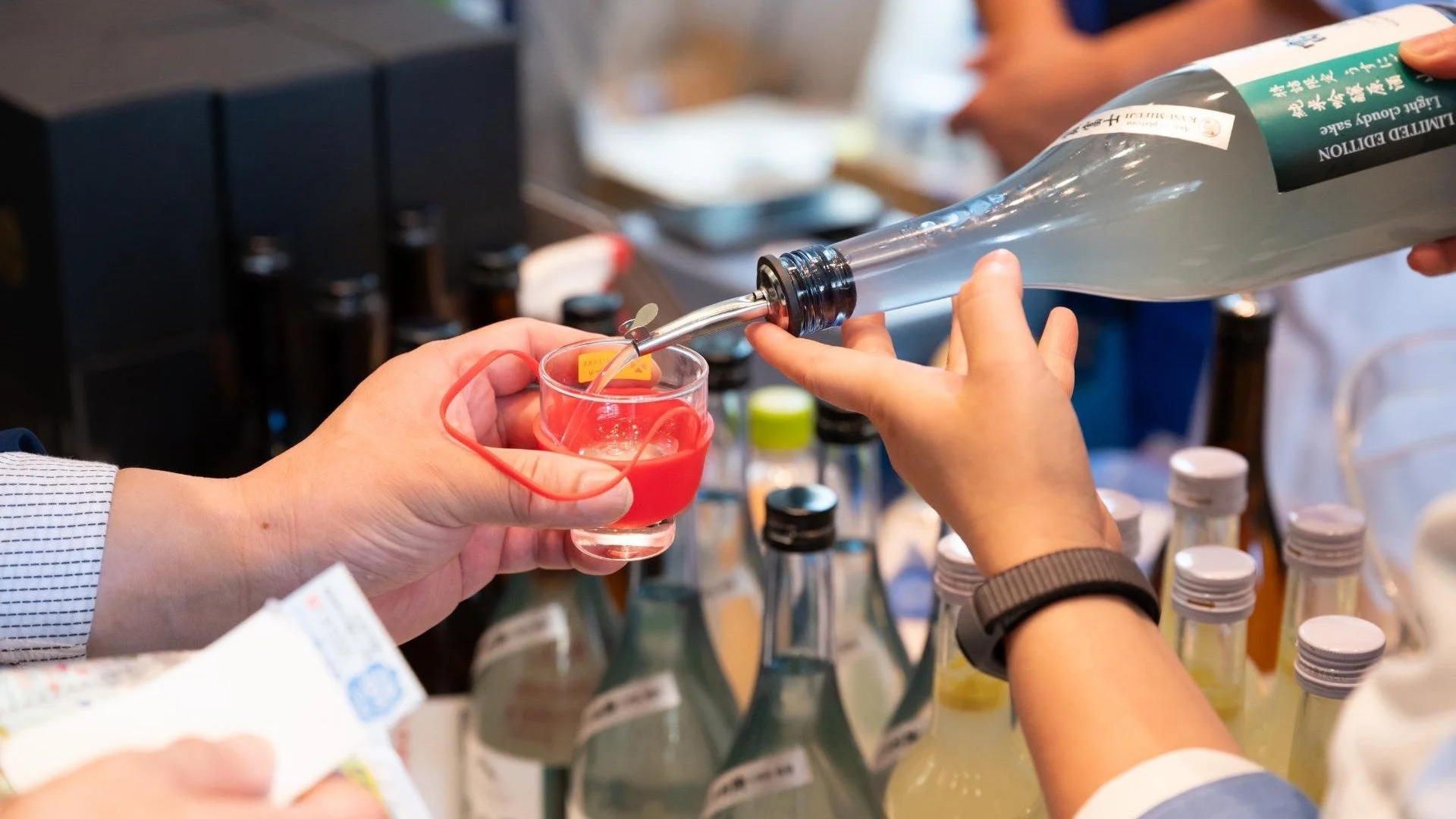 日本酒のにごり酒が注がれている様子