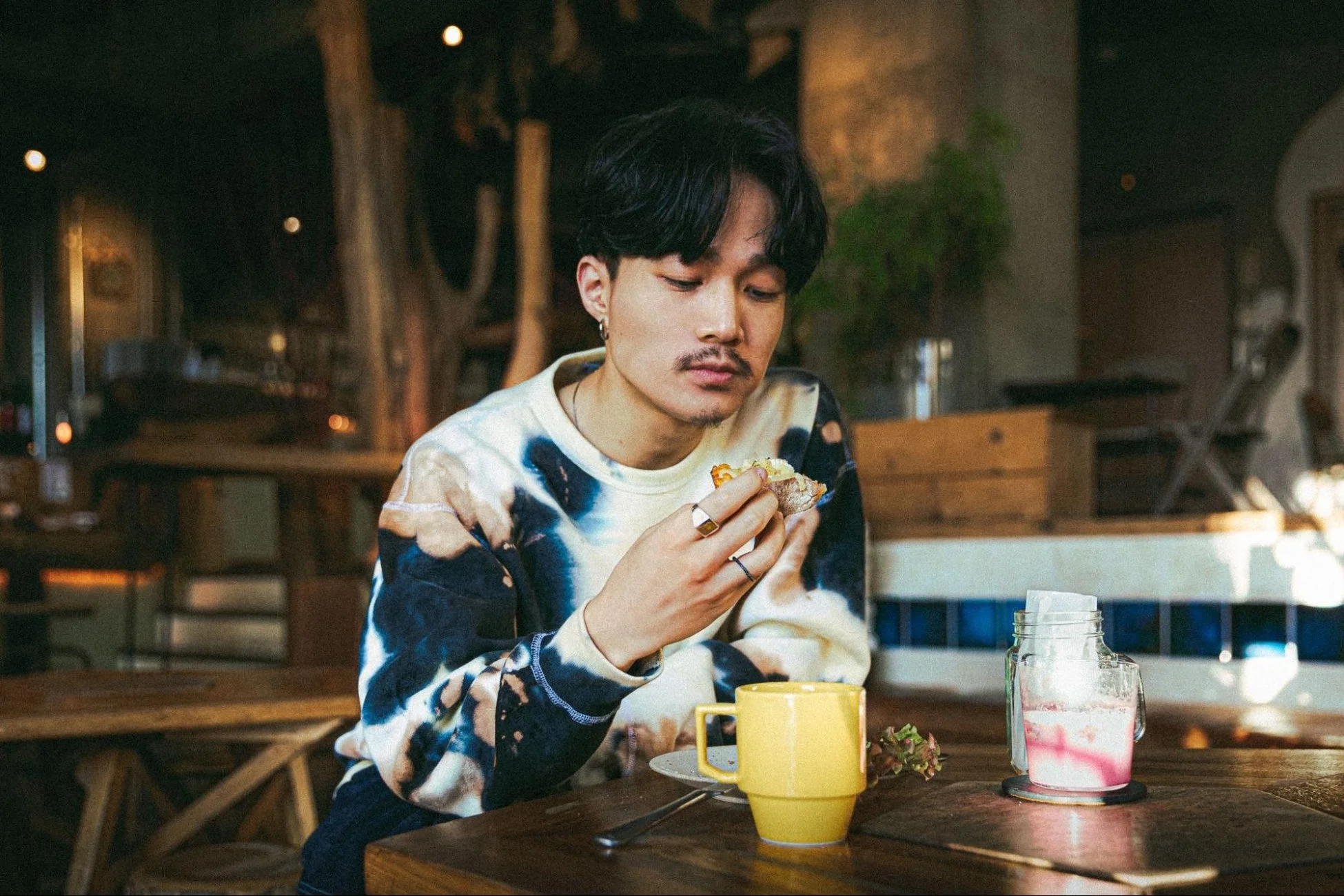 カフェで食事をする男性