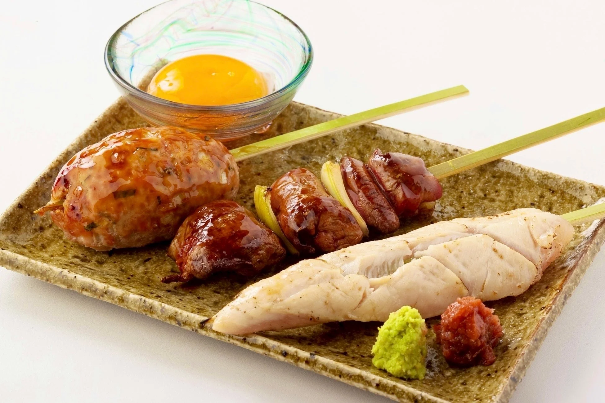 複数の種類の焼き鳥が盛り付けられた一皿