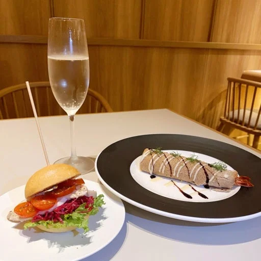 ミニハンバーガーとエビ料理、スパークリングワイン