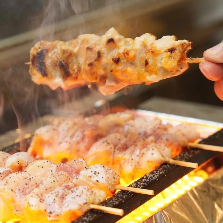 炭火で焼かれる焼き鳥