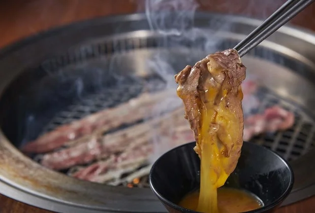 焼肉を溶き卵に浸す