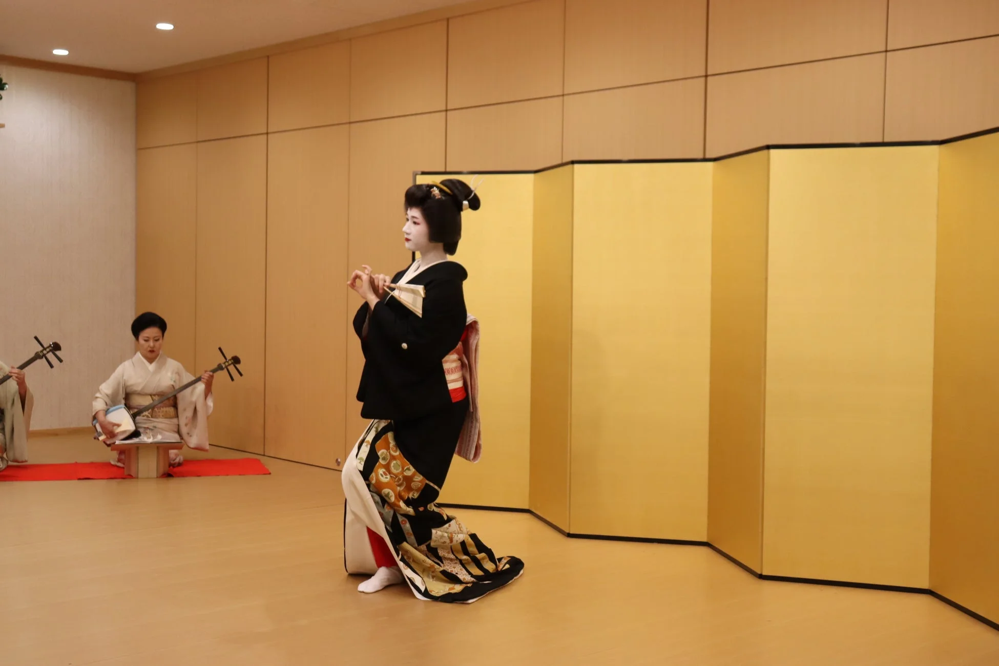 日本舞踊を披露する芸妓