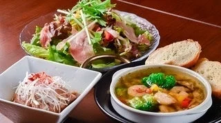 様々な料理が並べられたセットメニュー