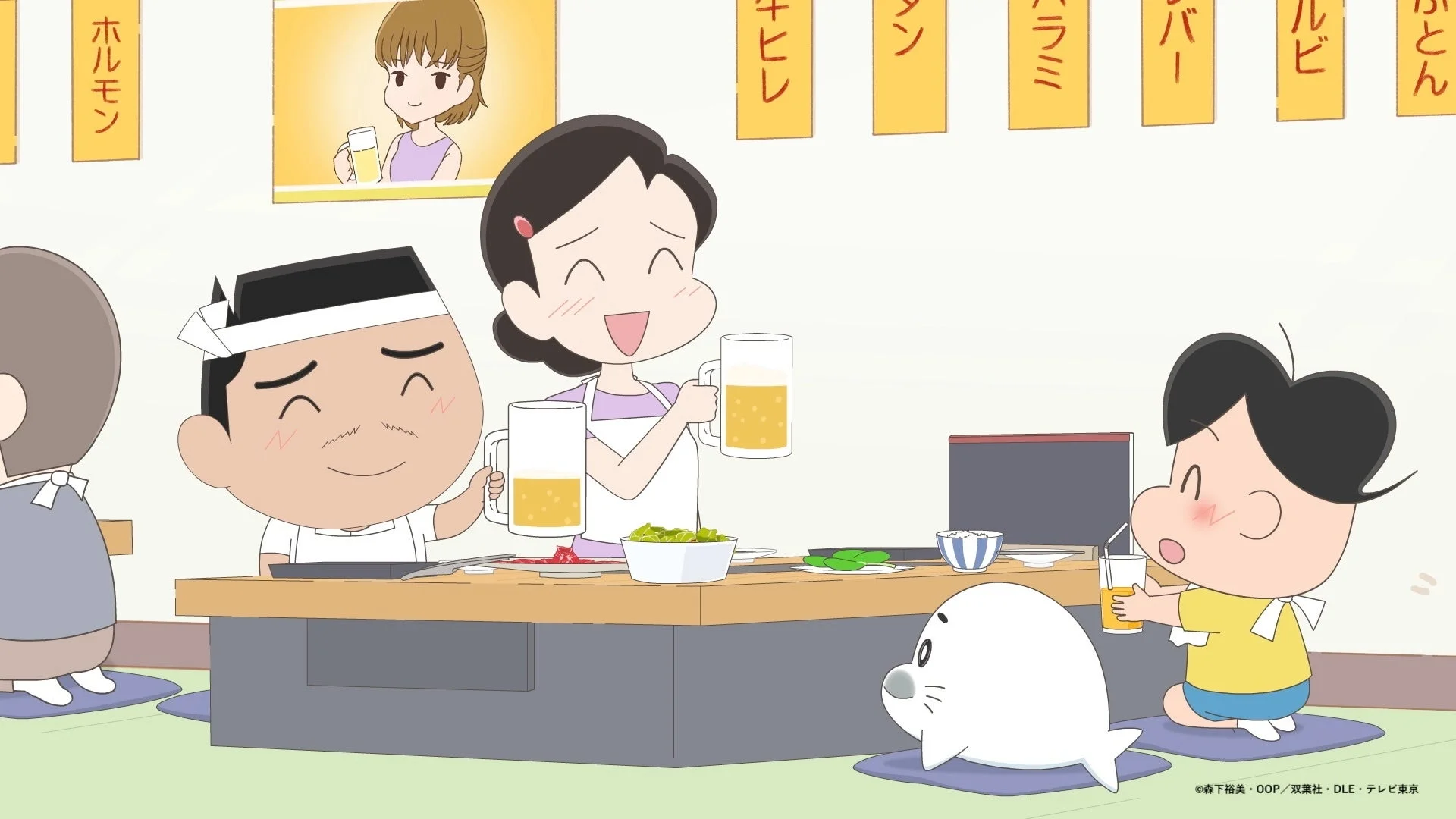 家族や友人が焼肉店で楽しんでいる様子