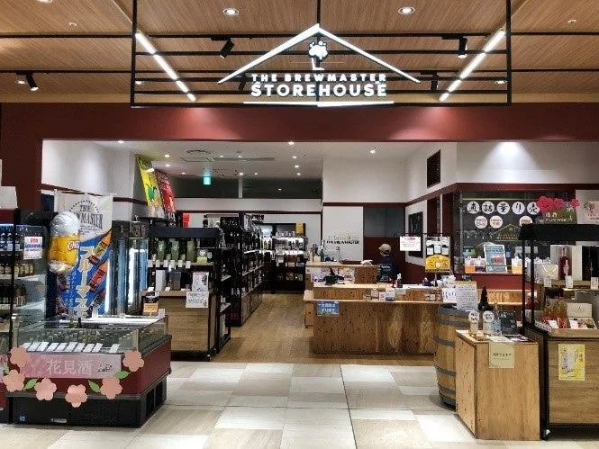 THE BREWMASTER STOREHOUSEという看板を掲げた酒屋の店内
