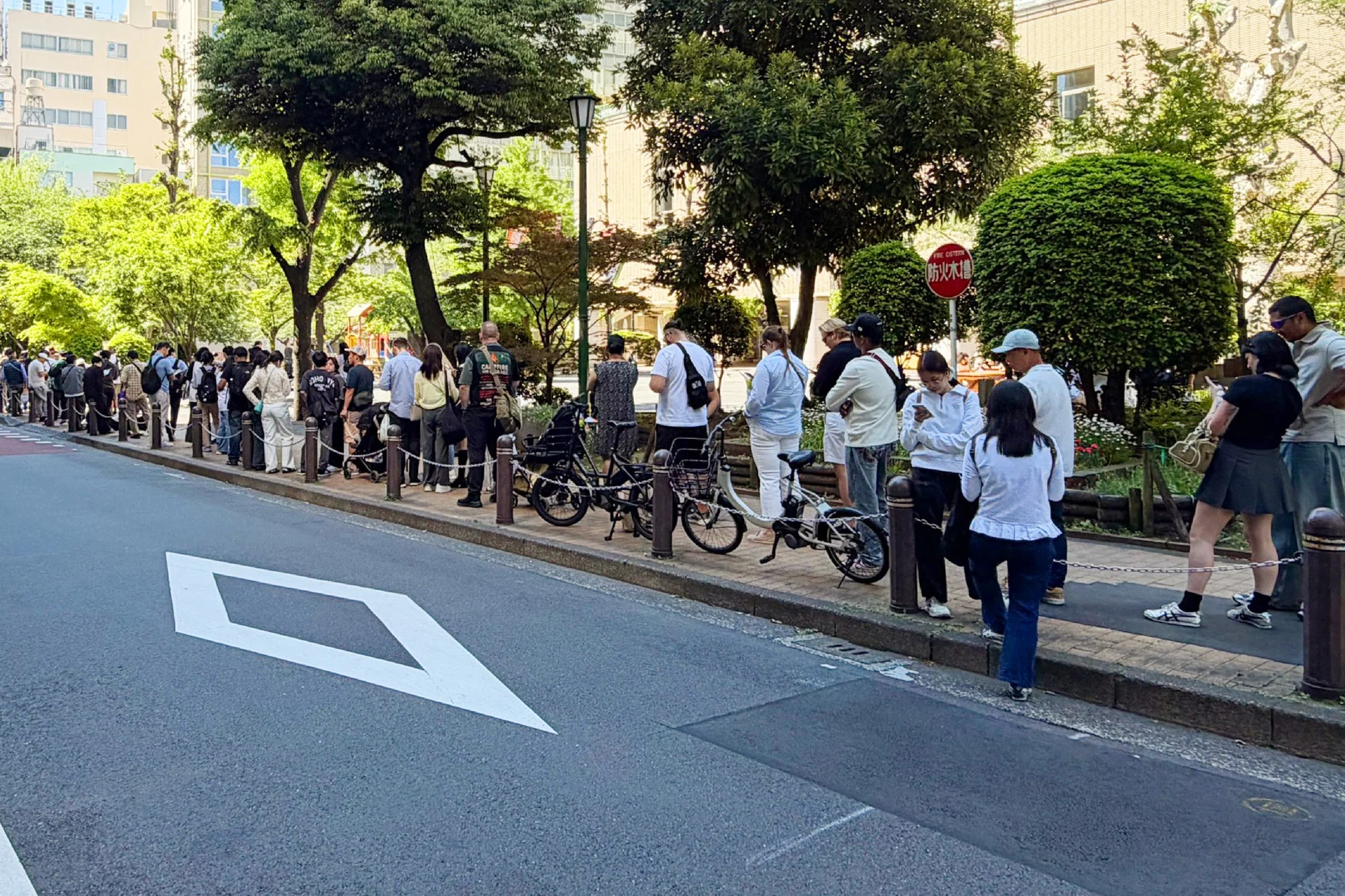 日本の街路でAge.3の店舗に並ぶ人々の様子