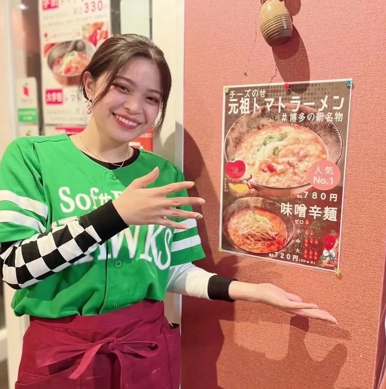 女性,笑顔,ラーメン,トマトラーメン,味噌辛麺,博多,飲食店,メニュー,ポスター,ソフトバンクホークス,ユニフォーム,日本食,食事,料理