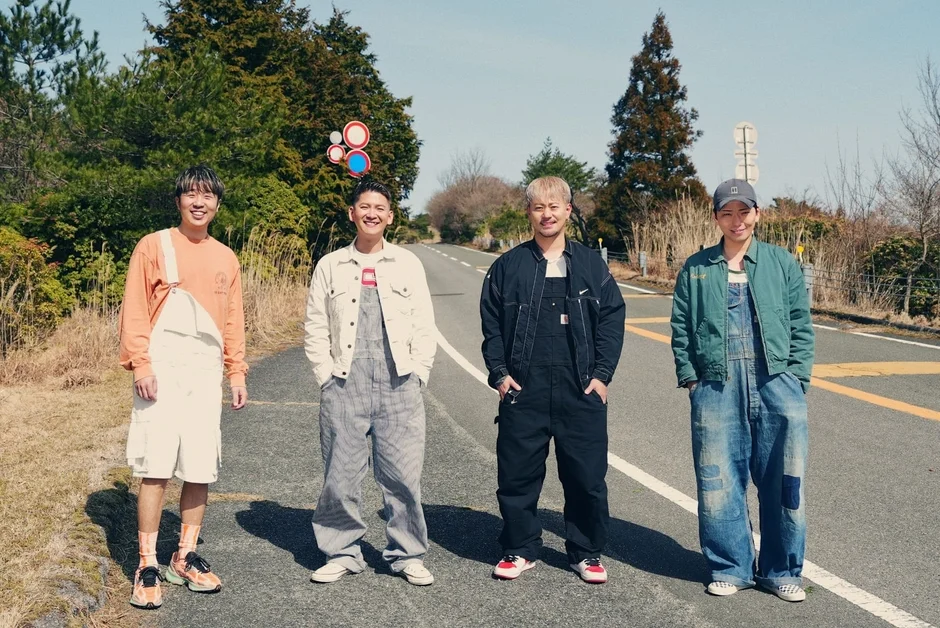 屋外の道に立つ4人の男性