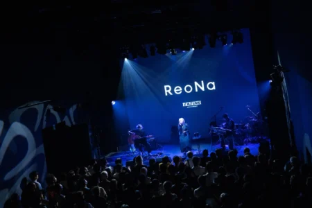 ReoNa、デビュー8周年を迎え「animate Theater LIVE 2026 ～summer～」に出演、最新曲をアコースティックで初披露