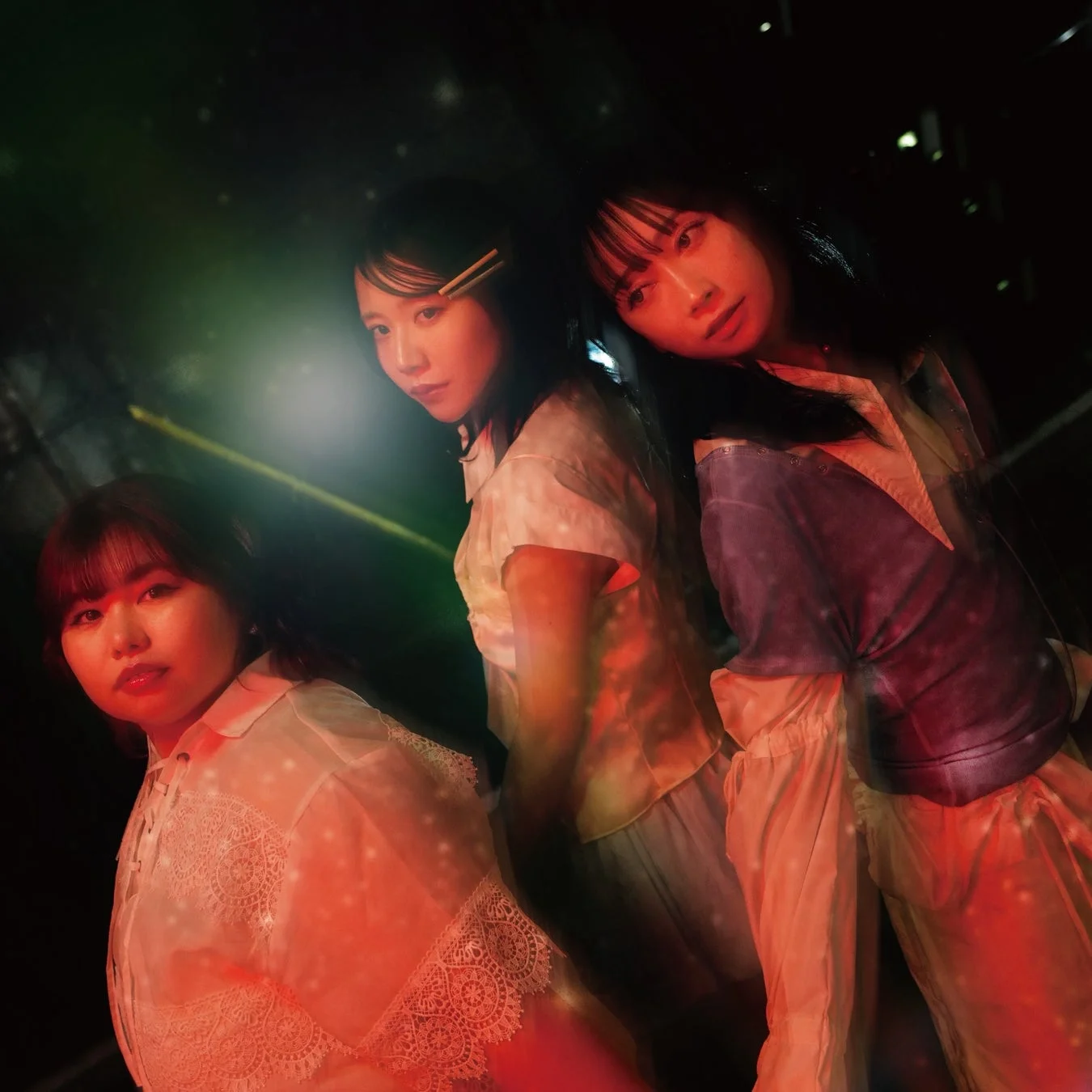 3人の女性がポーズをとる幻想的なポートレート