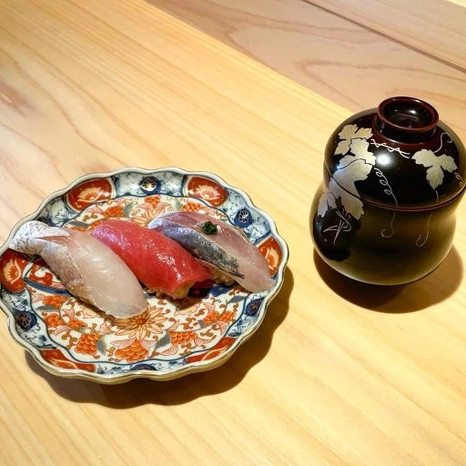 握り寿司3貫と椀物
