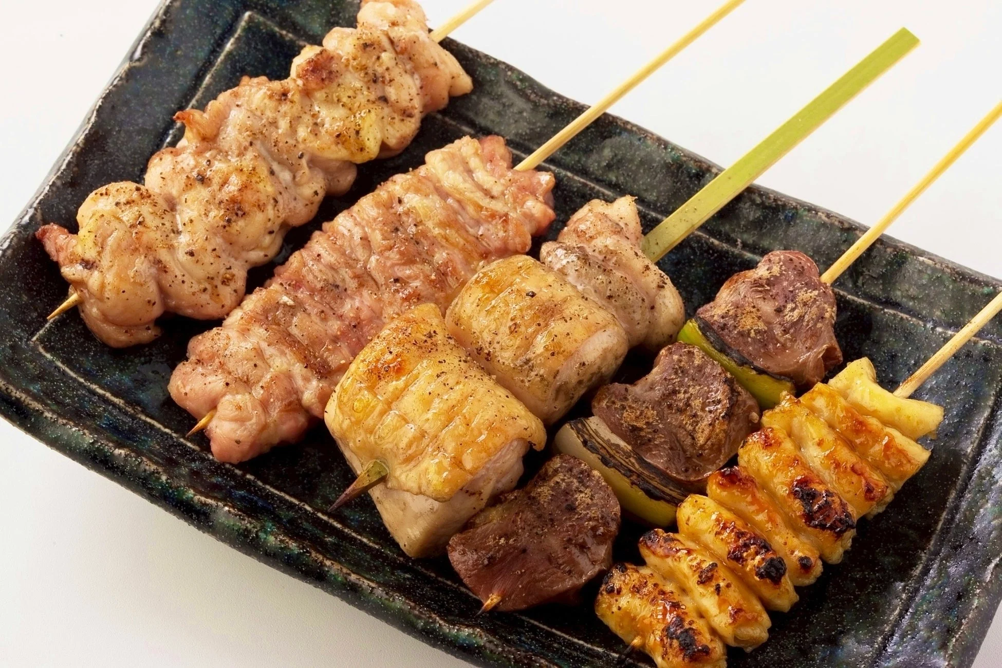 香ばしく焼き上げられた様々な種類の鶏肉の串焼き