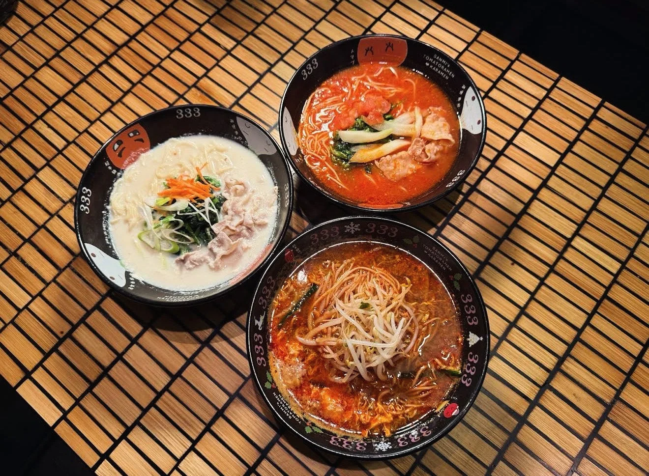 3種類のラーメンが並ぶ