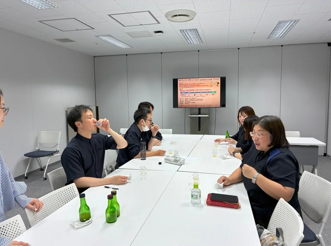 会議、試飲の様子