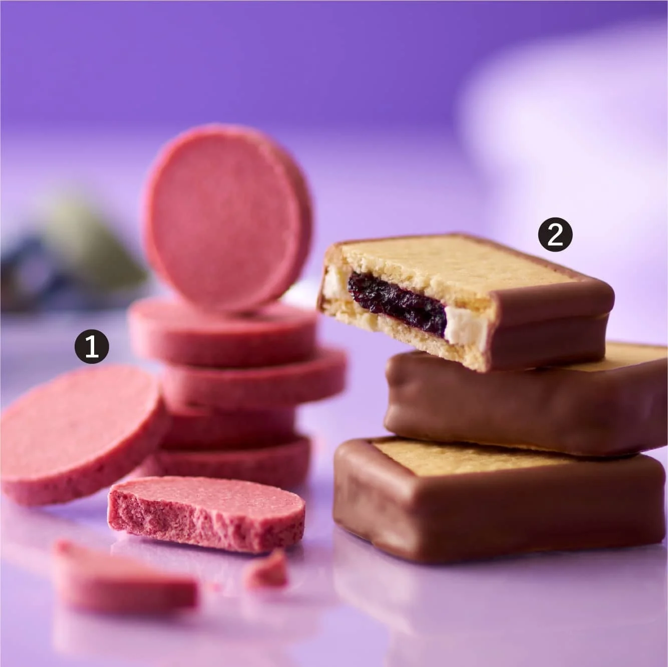 ピンク色のビスケットとチョコレート菓子