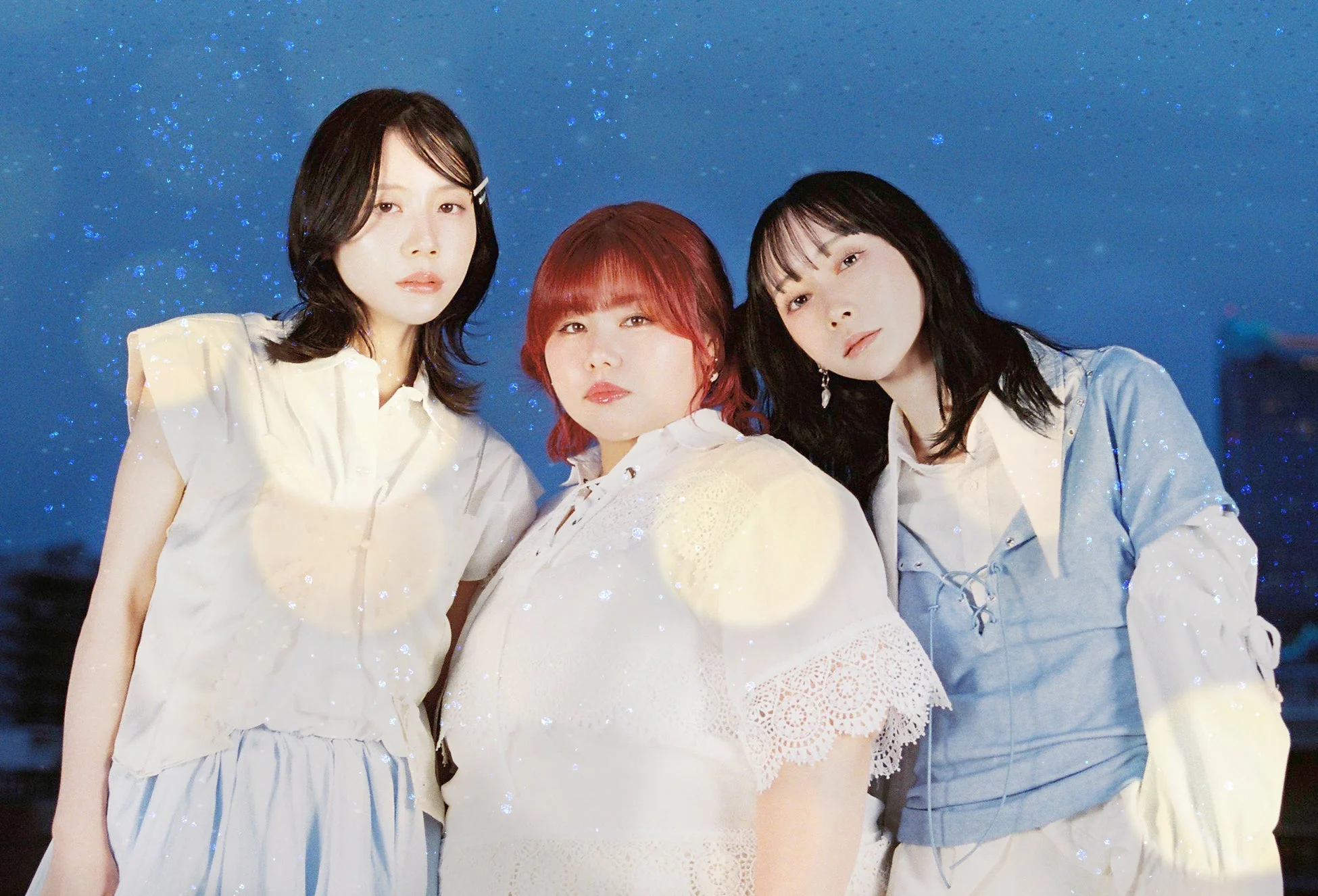 幻想的な背景でポーズをとるKuremag_のメンバー