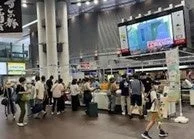 駅構内のイベントブースと人々
