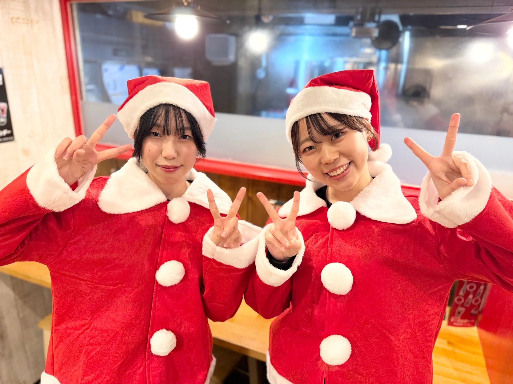 サンタクロース,クリスマス,女性,笑顔,ピースサイン,コスプレ,イベント,パーティー,屋内,楽しい