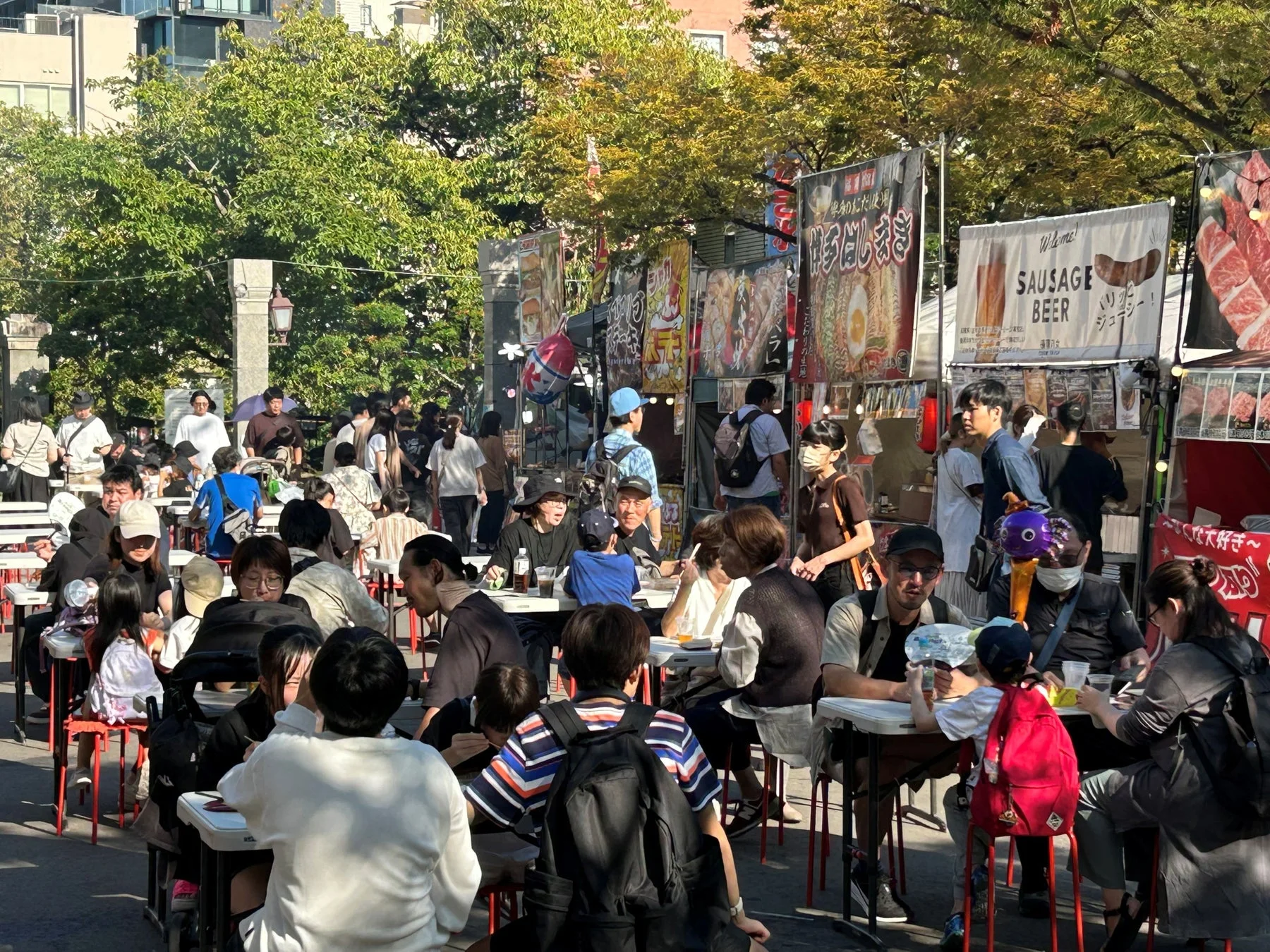 晴れた日に屋外で開催されている賑やかなイベントの様子
