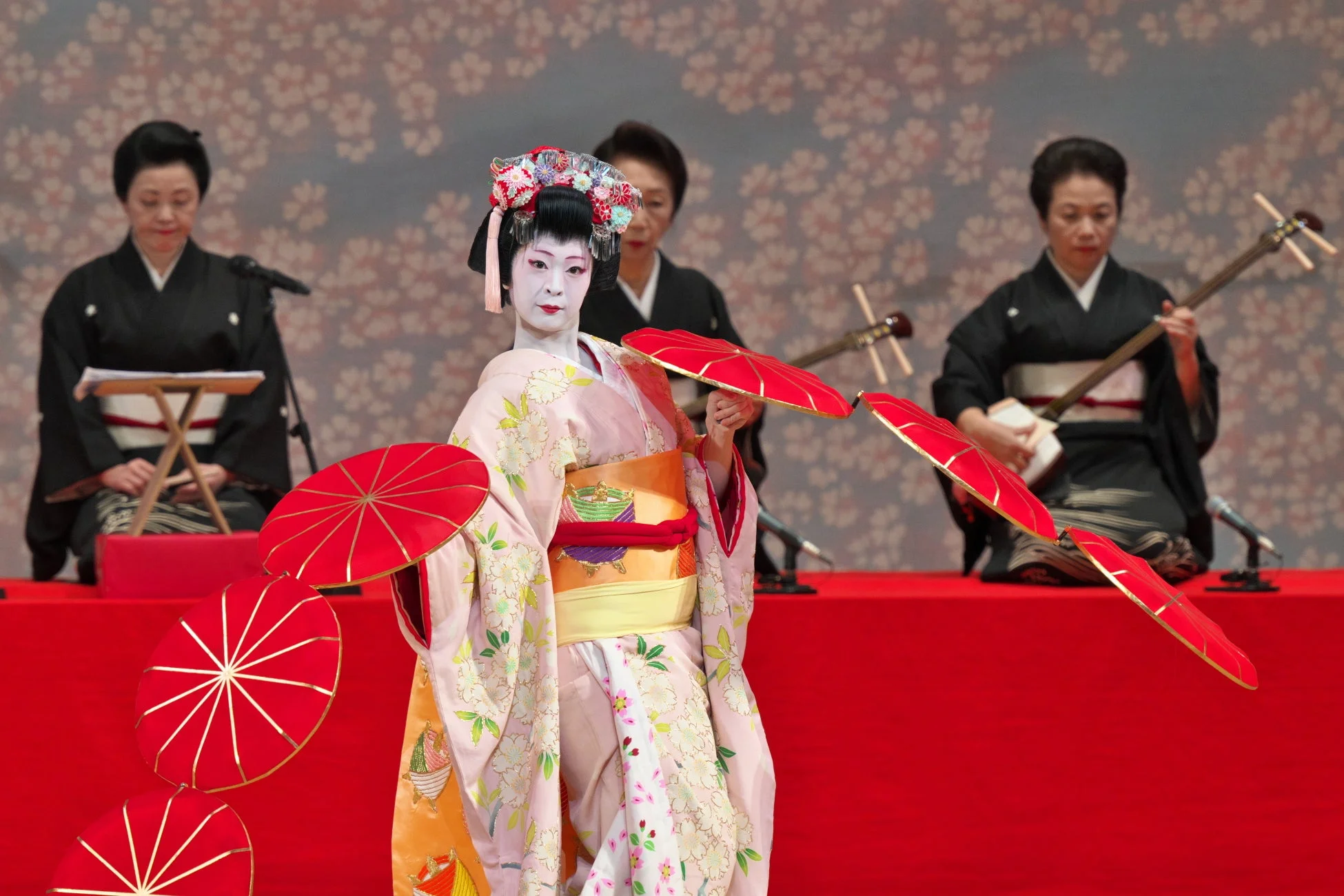 舞台で舞を披露する舞妓または芸妓