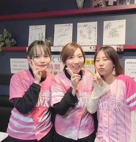 女性3人組,野球ユニフォーム,ソフトバンクホークス,ピンク,ピースサイン,笑顔,屋内,記念撮影,ファン,サイン