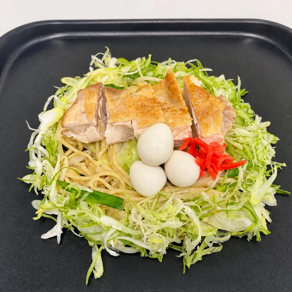黒い鉄板に盛り付けられた焼きそば
