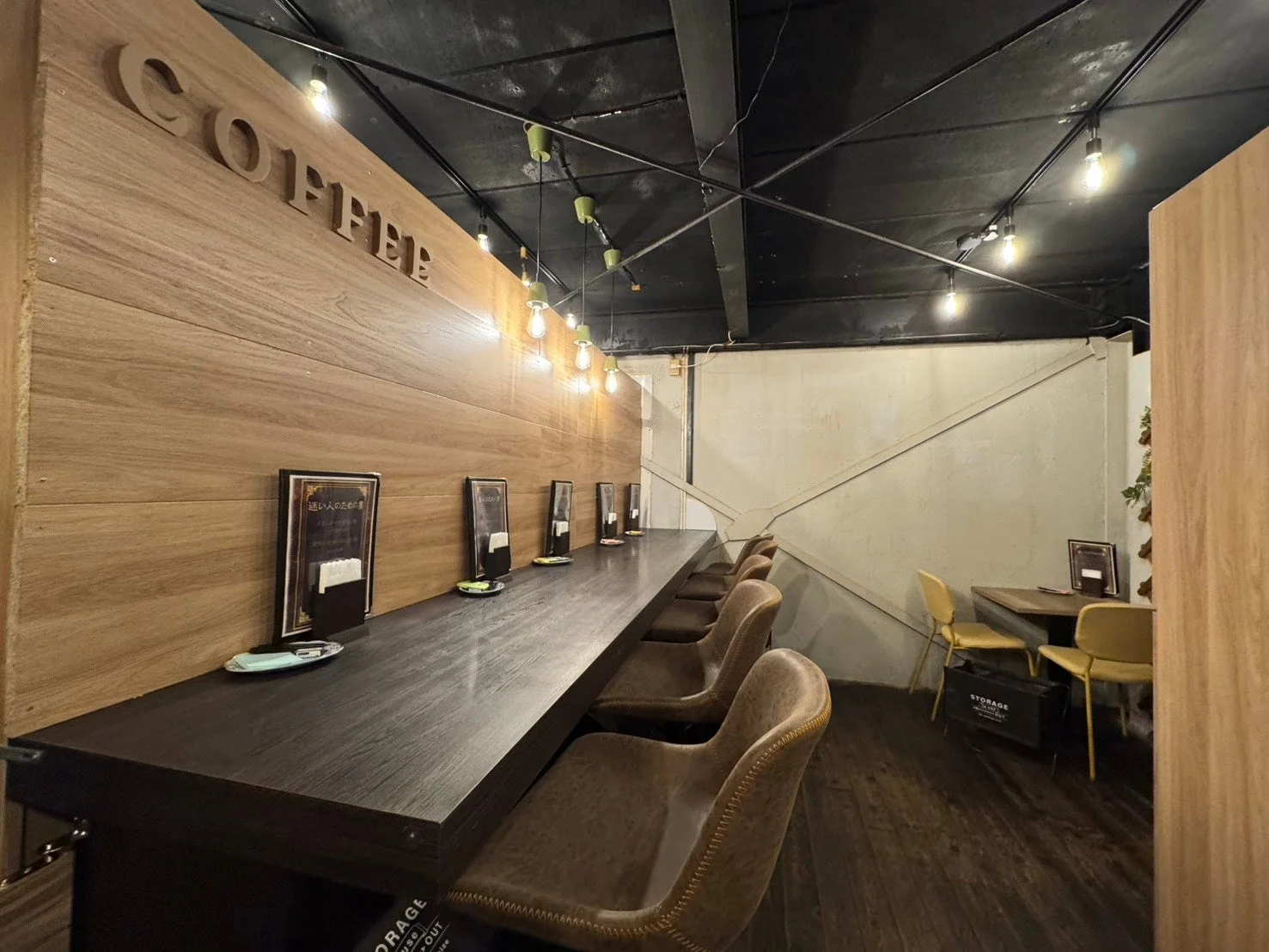 モダンなカウンター席のカフェ店内