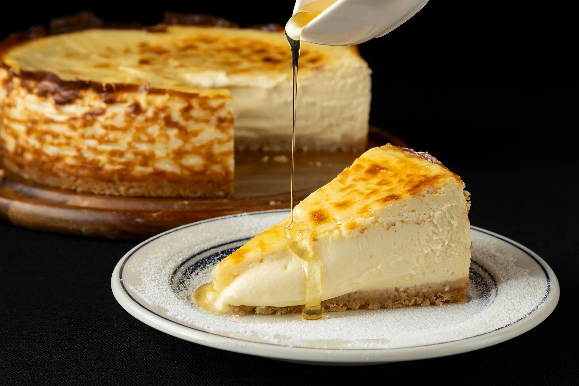 蜂蜜をかけたチーズケーキ