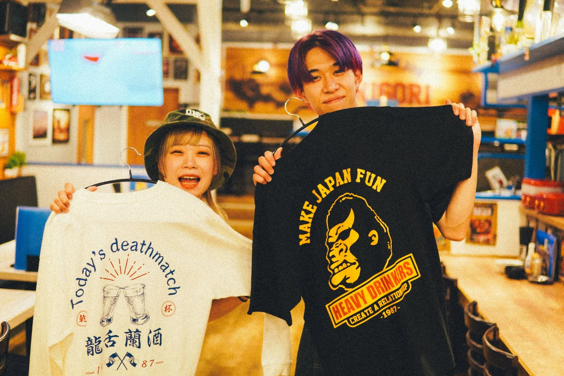 Tシャツを掲げる男女
