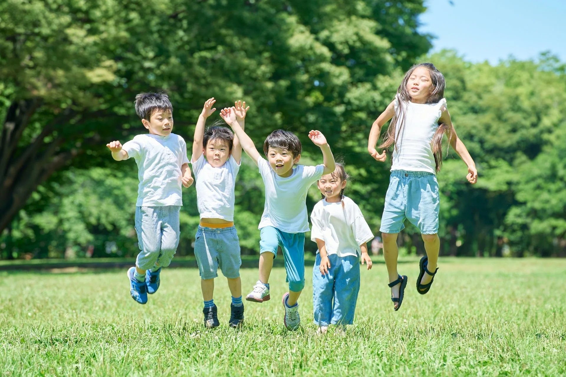 公園でジャンプする子供たち