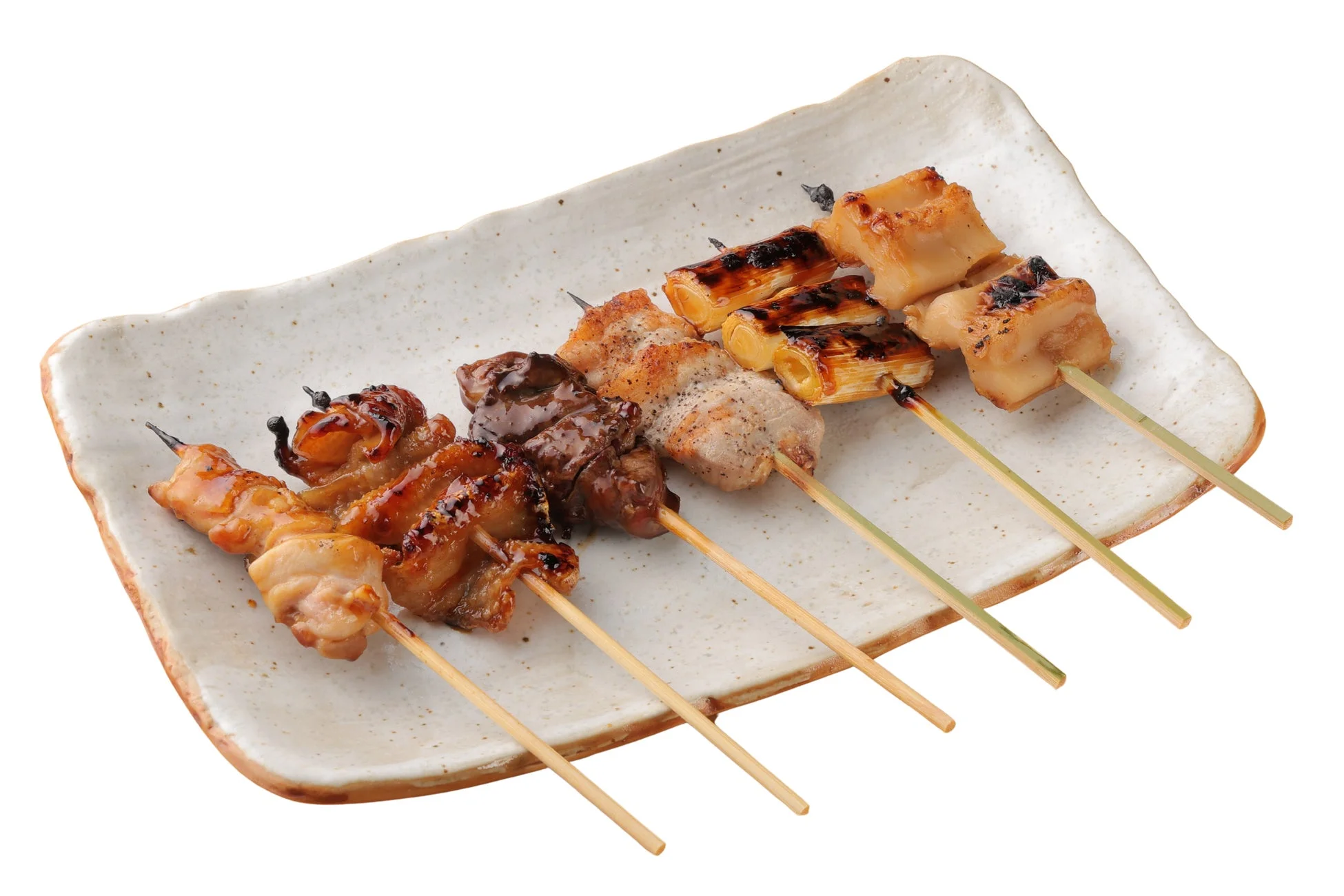 様々な種類の焼き鳥の盛り合わせ