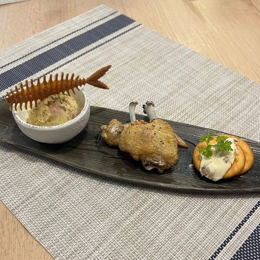 揚げ物とクラッカーの盛り合わせ