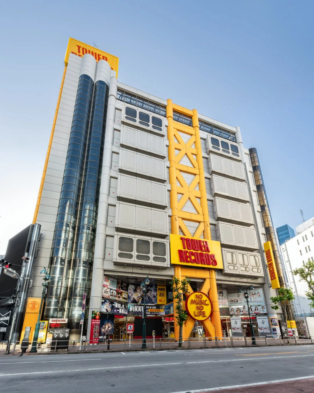 渋谷にあるタワーレコードの大型店舗の外観