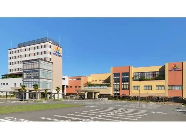 青空の下、広大な敷地に建つホテルとリゾート施設
