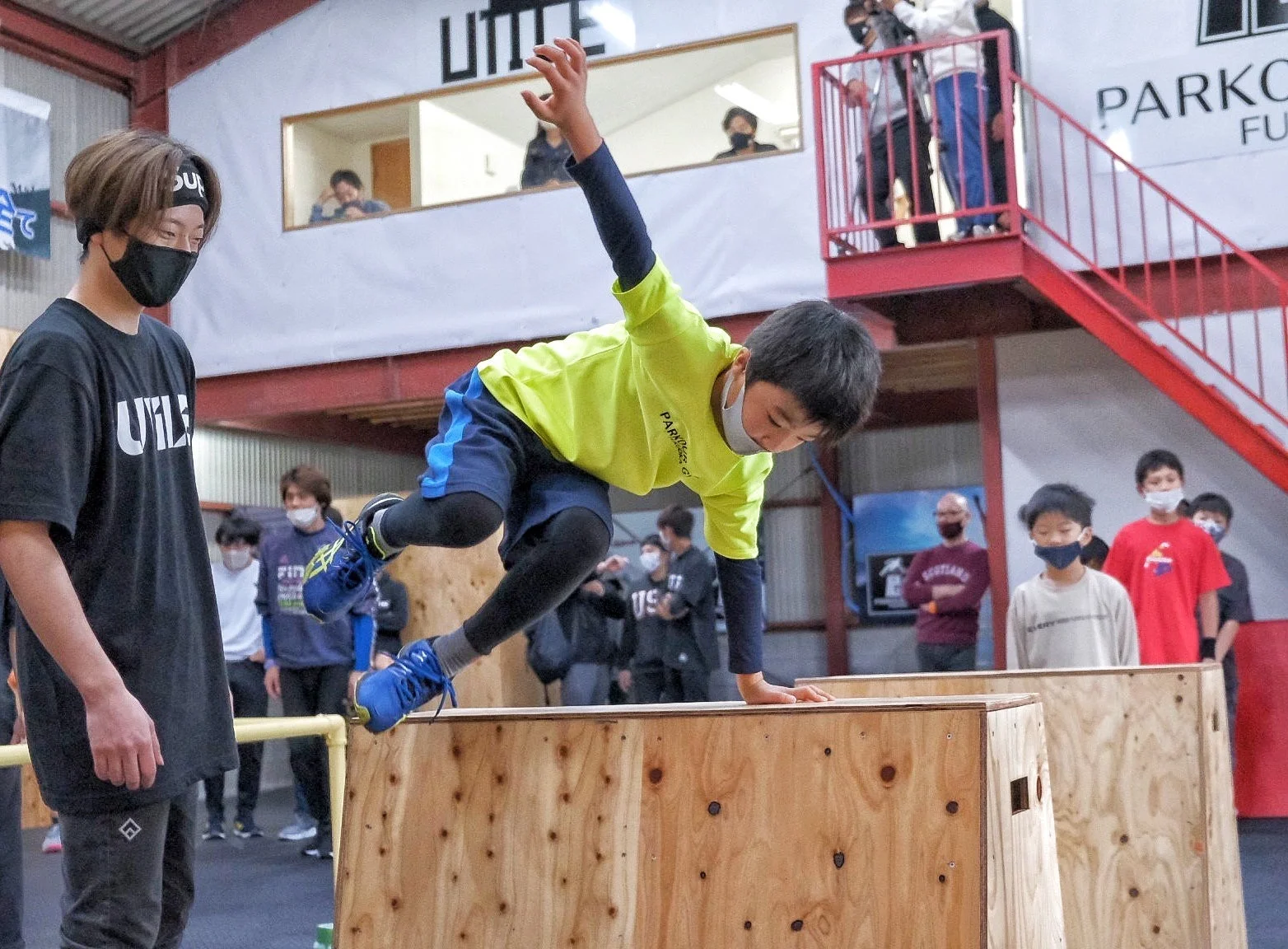 屋内パークール施設で練習する子供