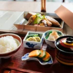 煮魚を旅の目的に。福岡・渡辺通に「食堂 ひと煮たち」がオープン