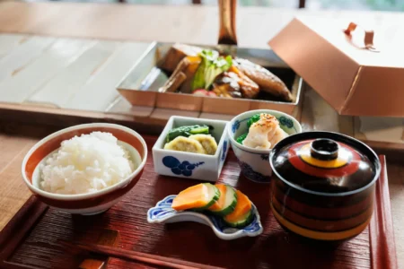 煮魚を旅の目的に。福岡・渡辺通に「食堂 ひと煮たち」がオープン