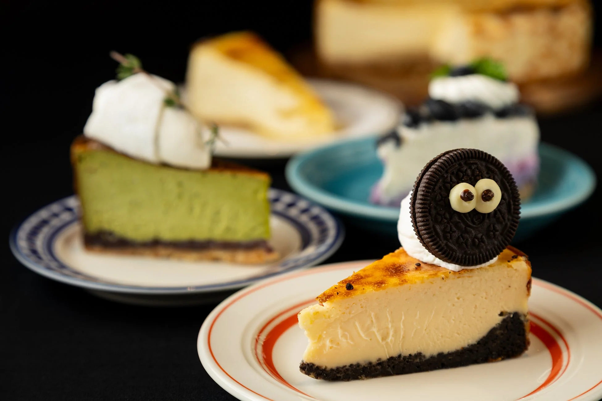 抹茶、ブルーベリー、オレオをトッピングしたチーズケーキの盛り合わせ