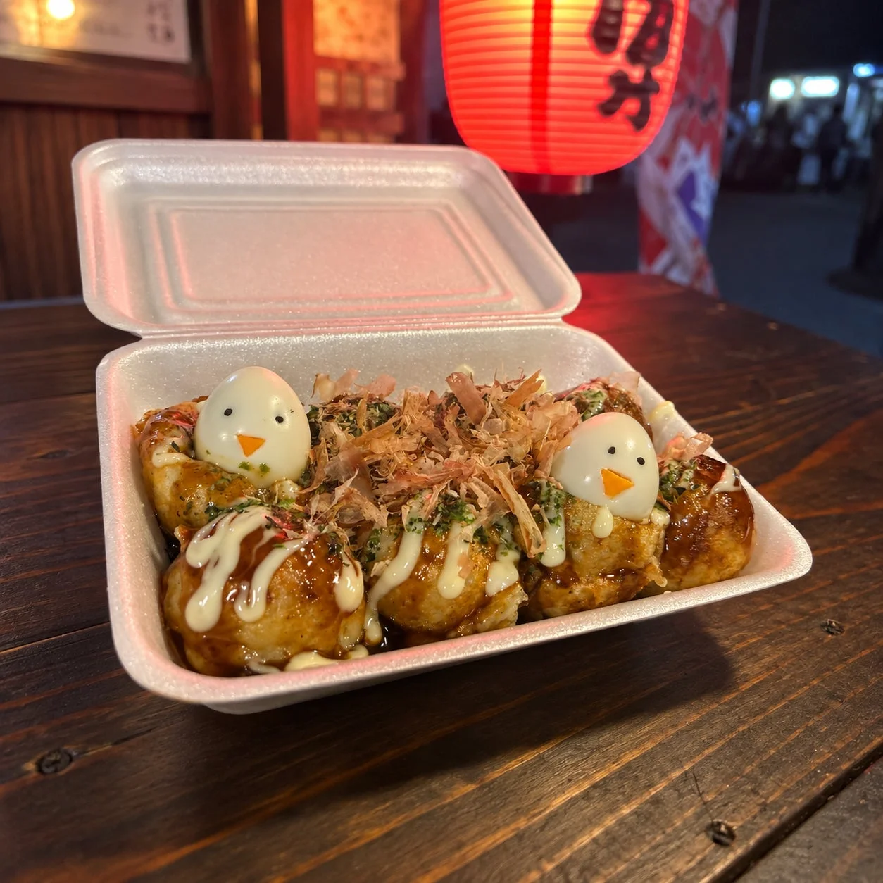 ひよこ型のゆで卵が乗った可愛いたこ焼き