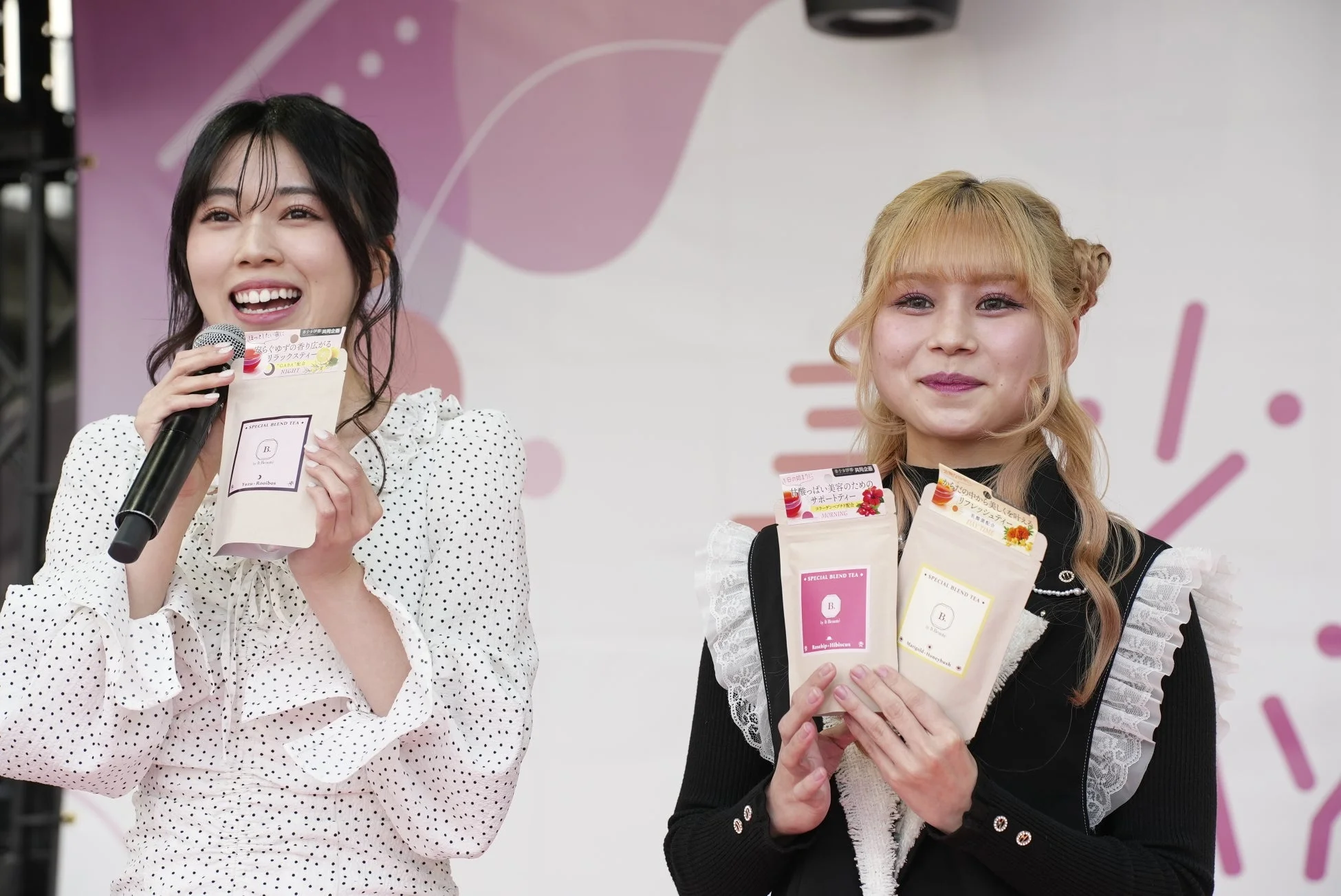 二人の若い女性がステージ上で「SPECIAL BLEND TEA」をPR