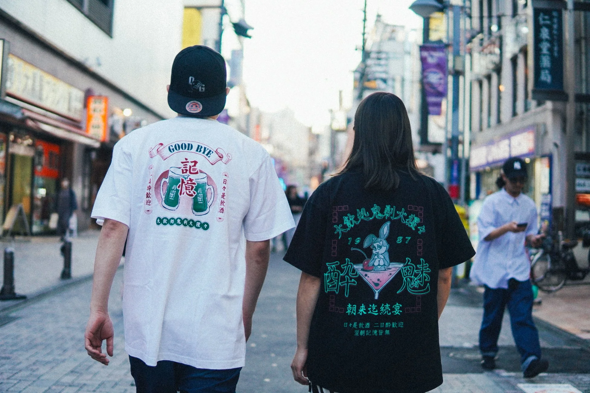 バックプリントTシャツを着用した男女