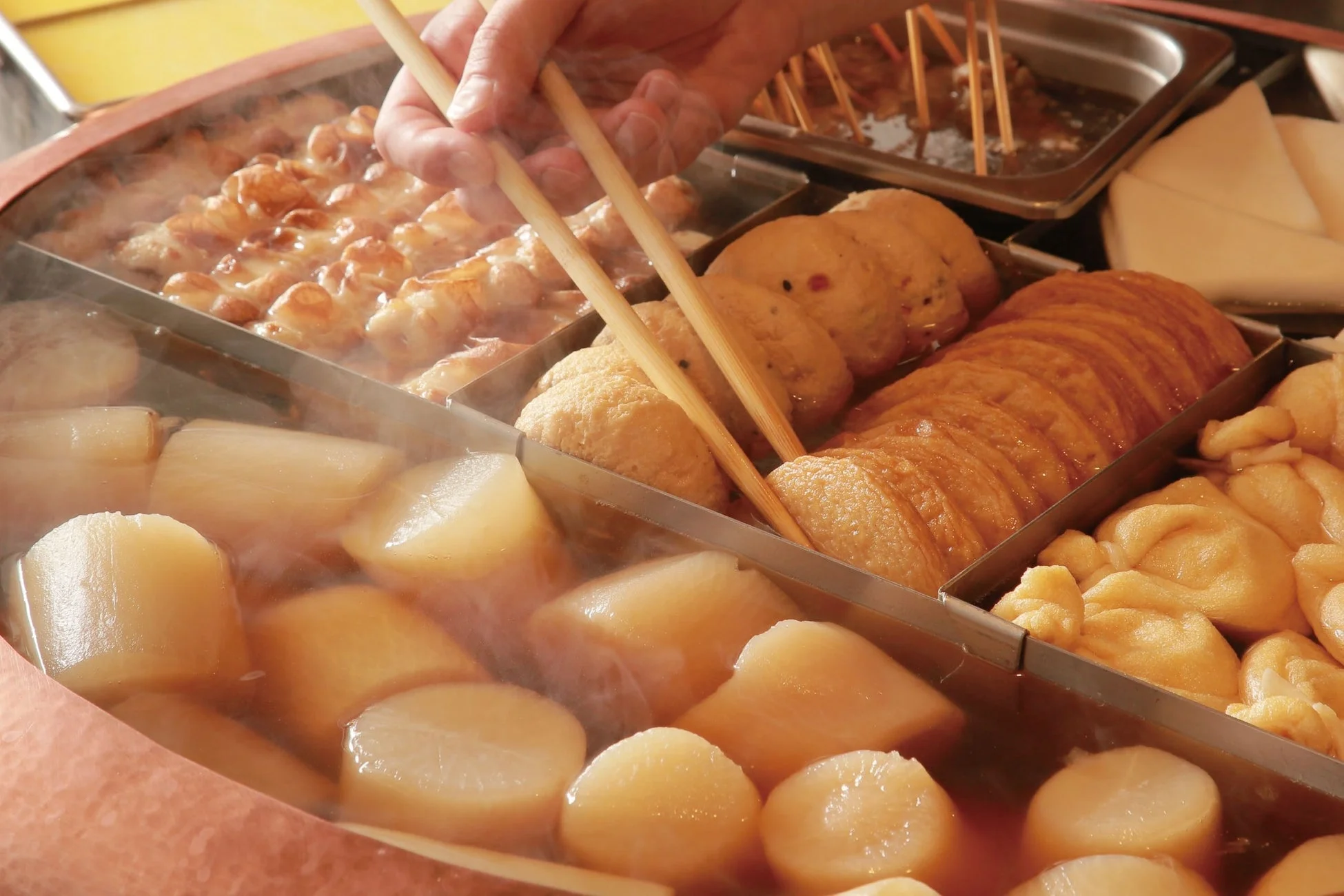 湯気が立ち上るおでんの鍋