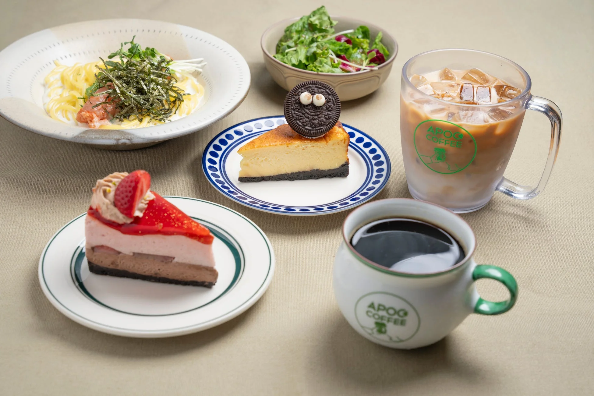明太子パスタ、サラダ、ケーキ、ドリンクが並ぶテーブル